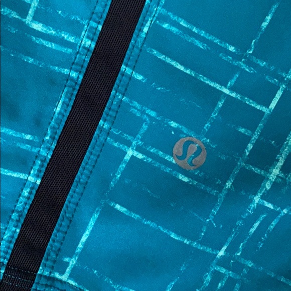 Lululemon men’s shorts lined with a 9 inch inseam - Picture 6 of 9